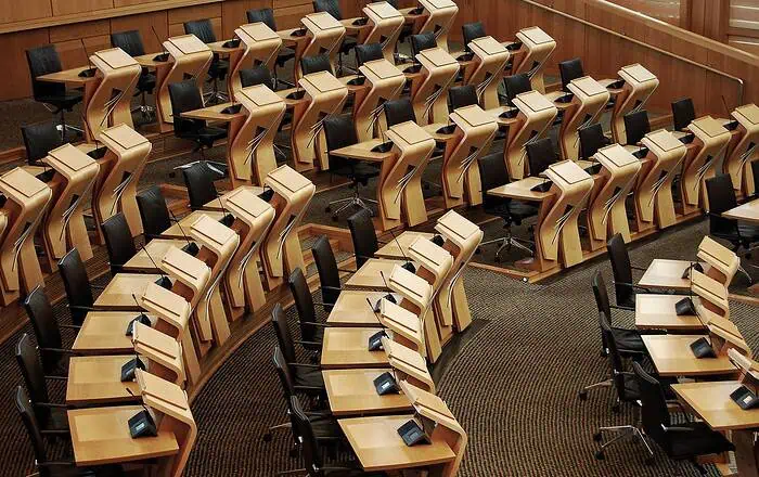 Sitzungssaal im Landtag mit Stühlen und Tischen für Anhörung.