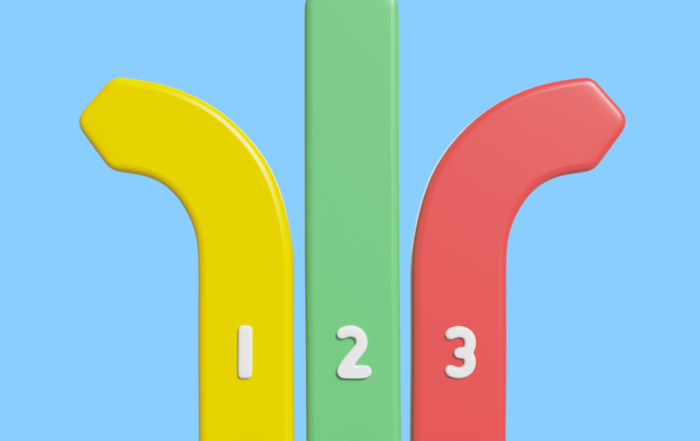 Bunte Stehaufmännchen mit Nummern 1, 2, 3 auf blauer Hintergrund.