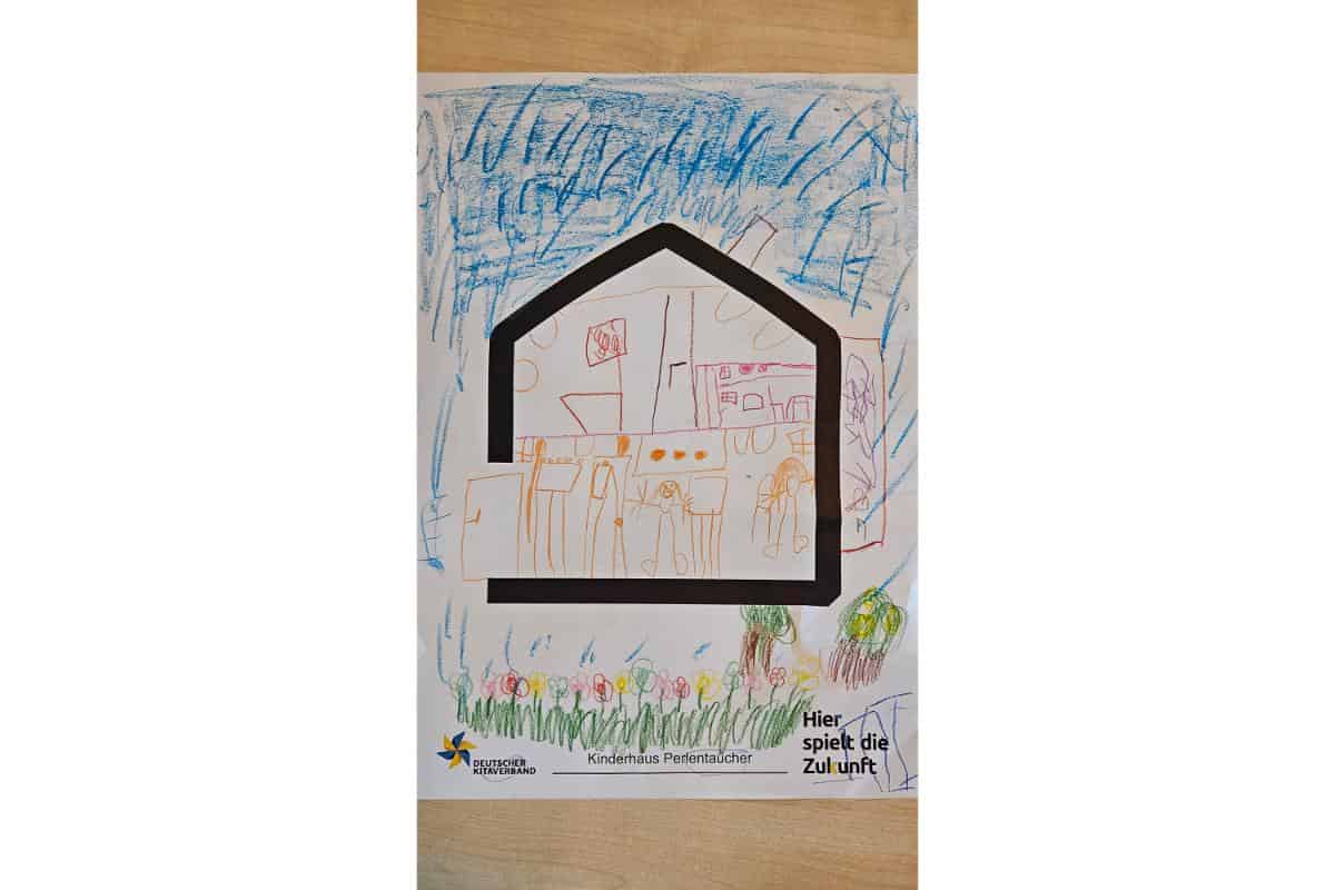 Mitmachaktion im Kindergarten: Kinder malen ein Haus mit bunten Farben und Details.