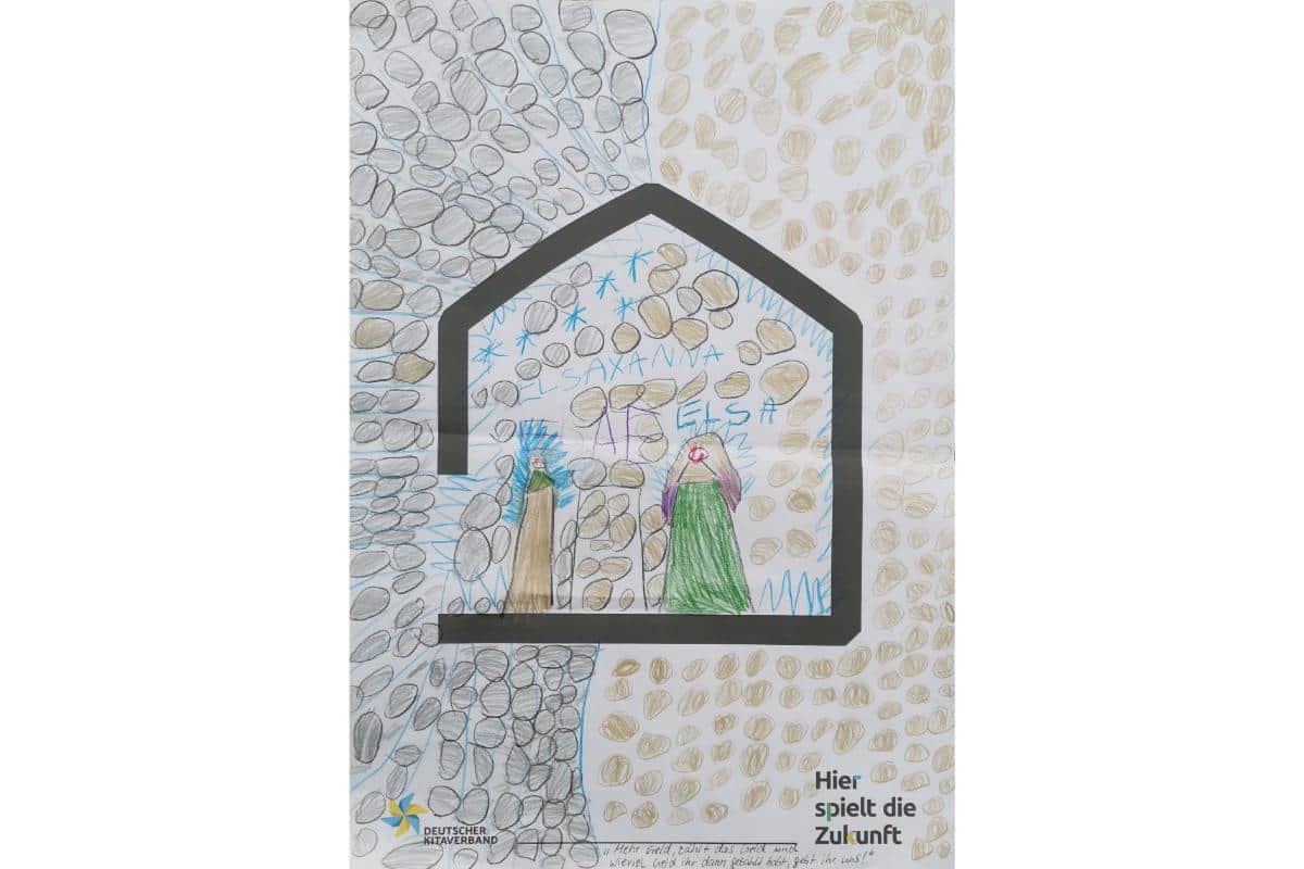 Kinderzeichnung eines Hauses mit Figuren und Text, symbolisiert Gemeinschaft.