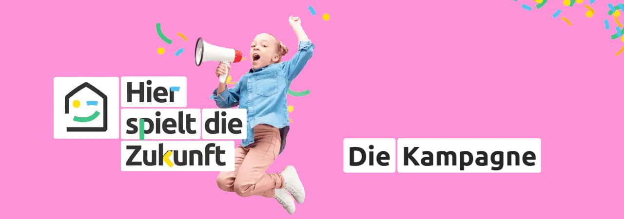 Junge Frau mit Megafon, die für Kinderrechte und Zukunft kämpft.