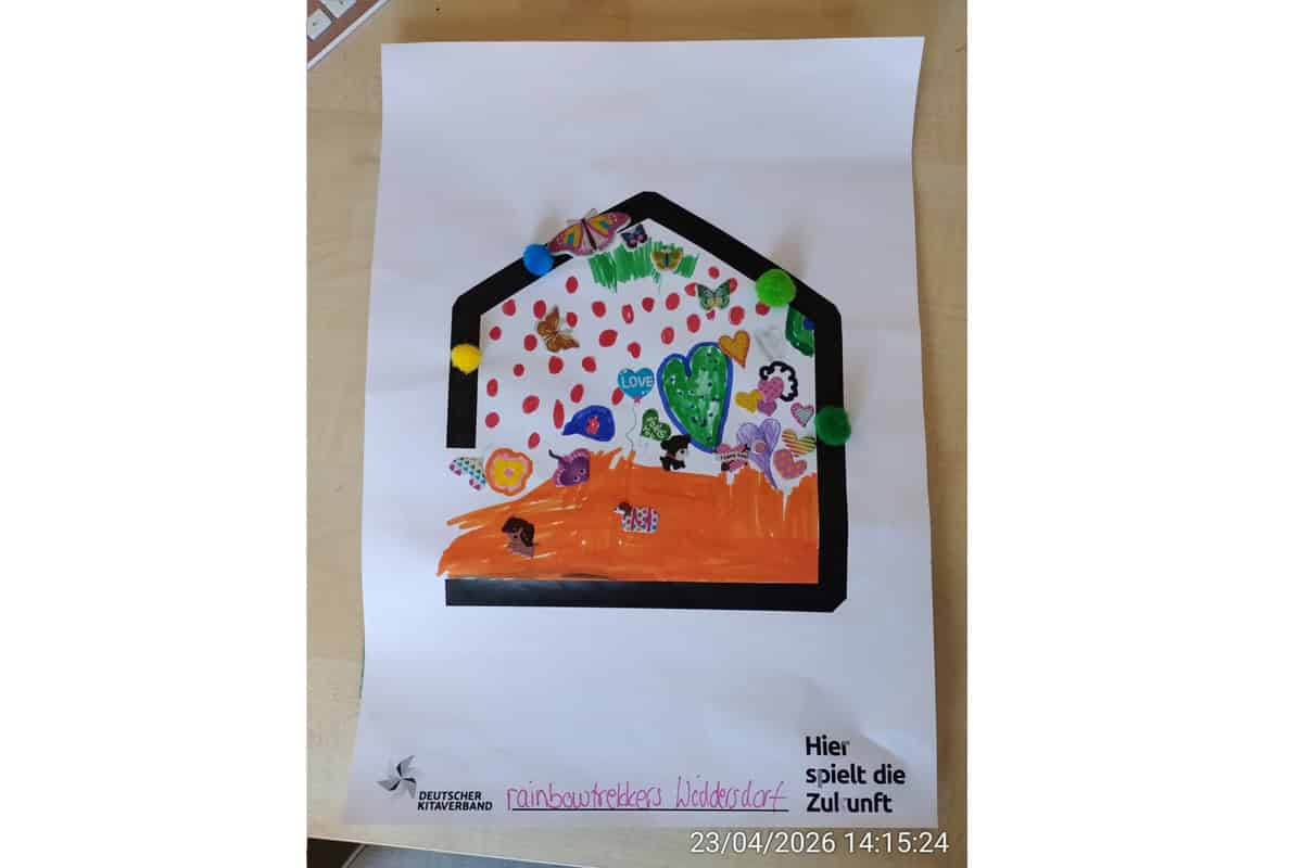 Bunte Kinderzeichnung eines Regenbogens mit Herz und Tieren, befestigt an einer weißen Papierecke.