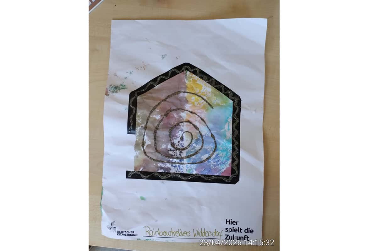 Kunstwerk eines Kindes mit Regenbogenfarben und Hauszeichnung, symbolisiert Kreativität und Zukunft.