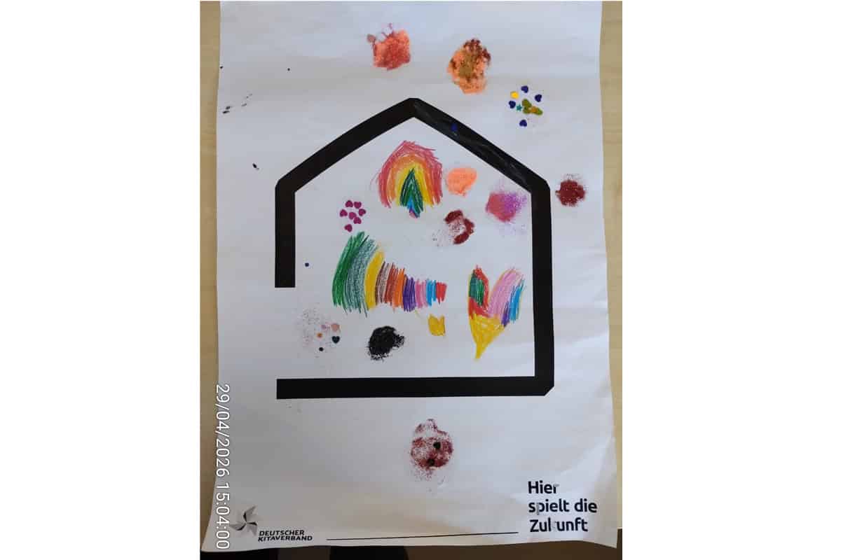 Buntes Kinderbild mit Regenbogen, Herz und Handabdrücken, im Hausrahmen gestaltet.