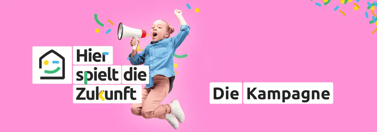 Der junge Junge mit Megafon jubelt vor pinkem Hintergrund.