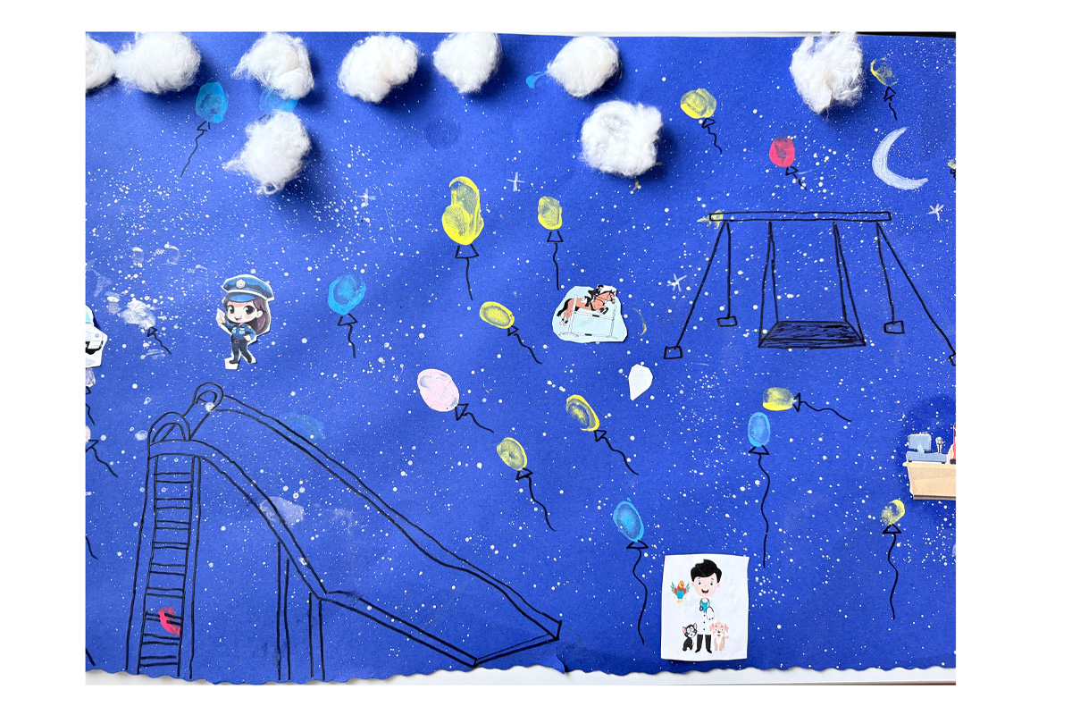 Winterlicher Spielplatz mit Kinderfiguren, Schaukeln und Schnee.
