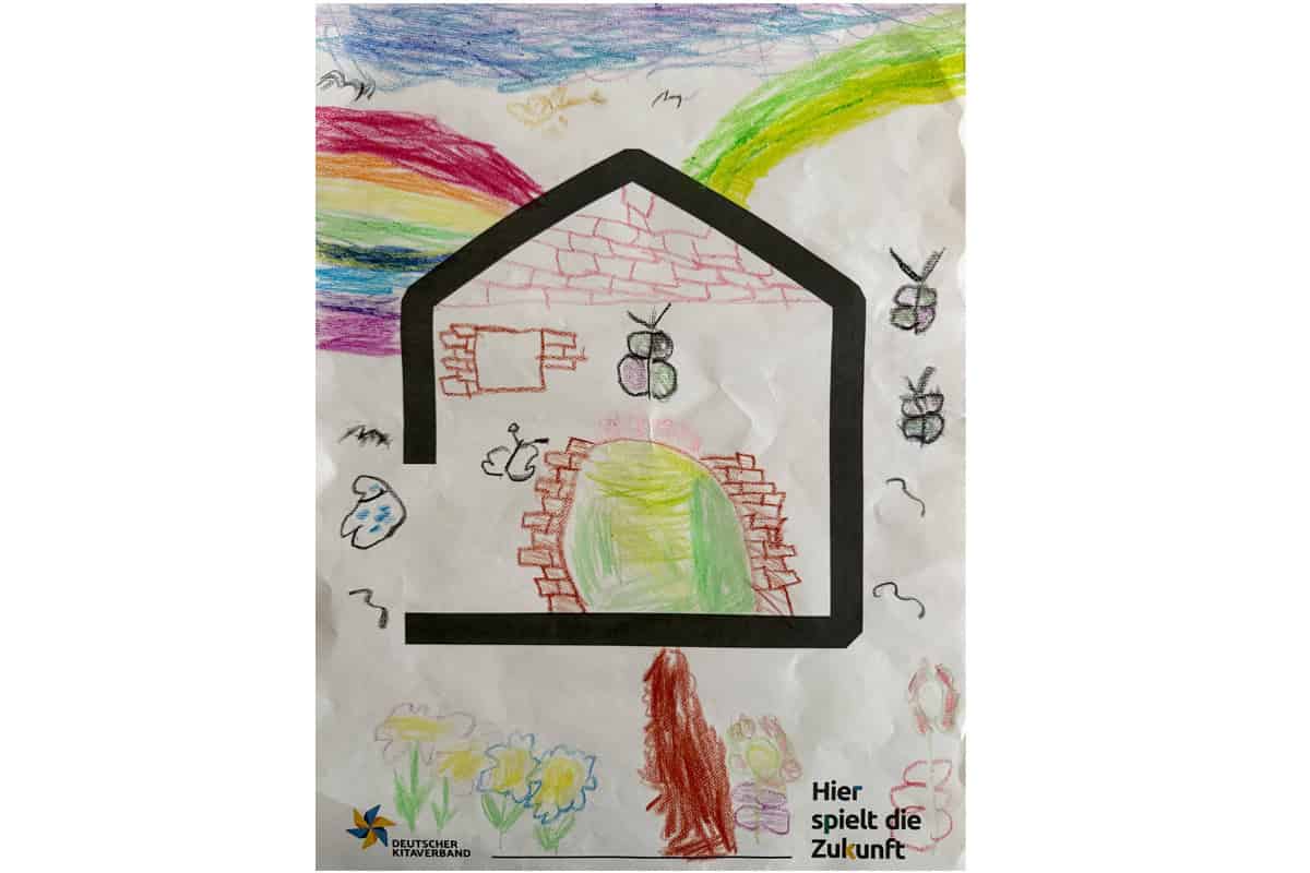 Buntes Kinderbild mit Haus, Regenbogen, Blumen und Bienen, symbolisiert Zukunft und Natur.