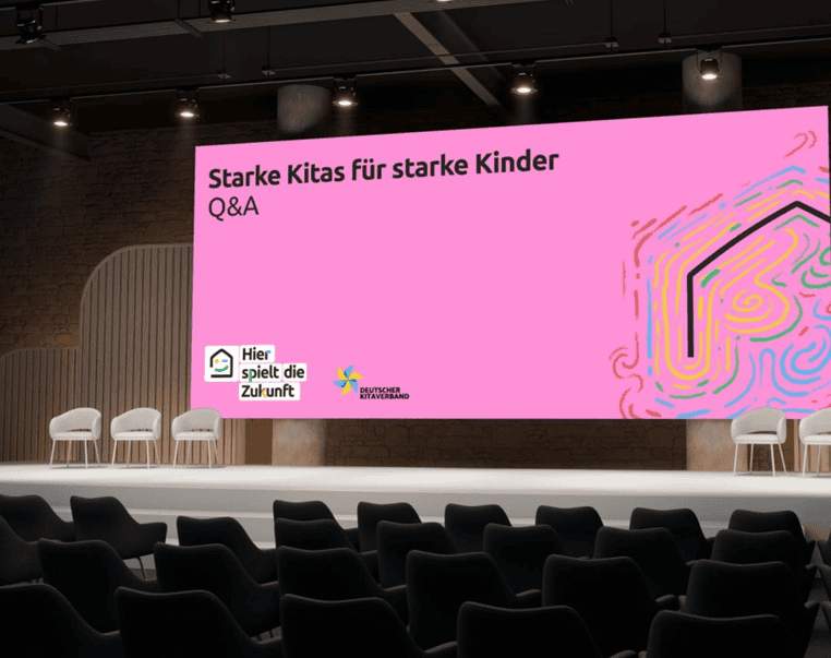 Starke Kitas für starke Kinder, Präsentation auf einer Konferenzbühne.