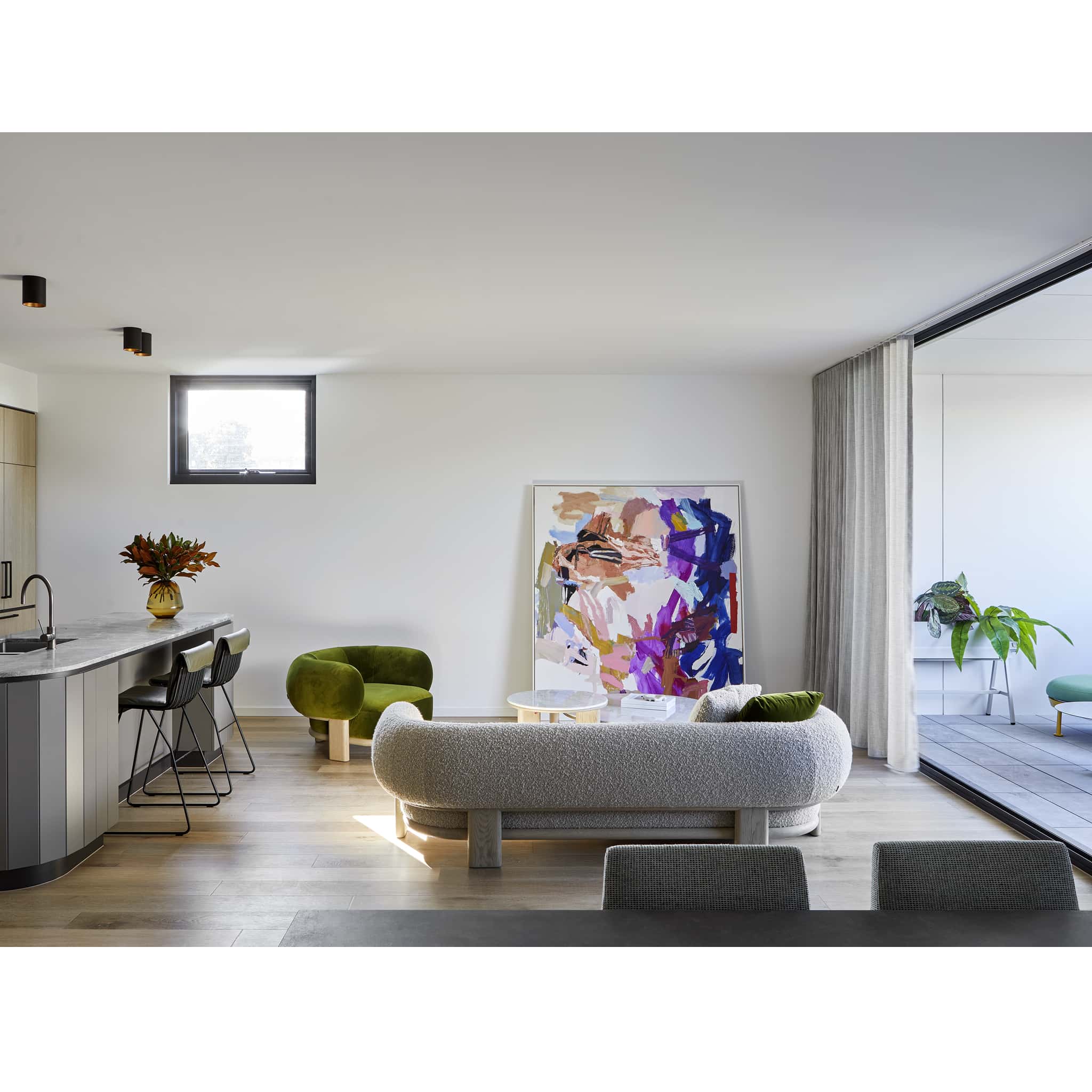 HC28 Bol Armchair, Sofa and Oasis Occassional Tables