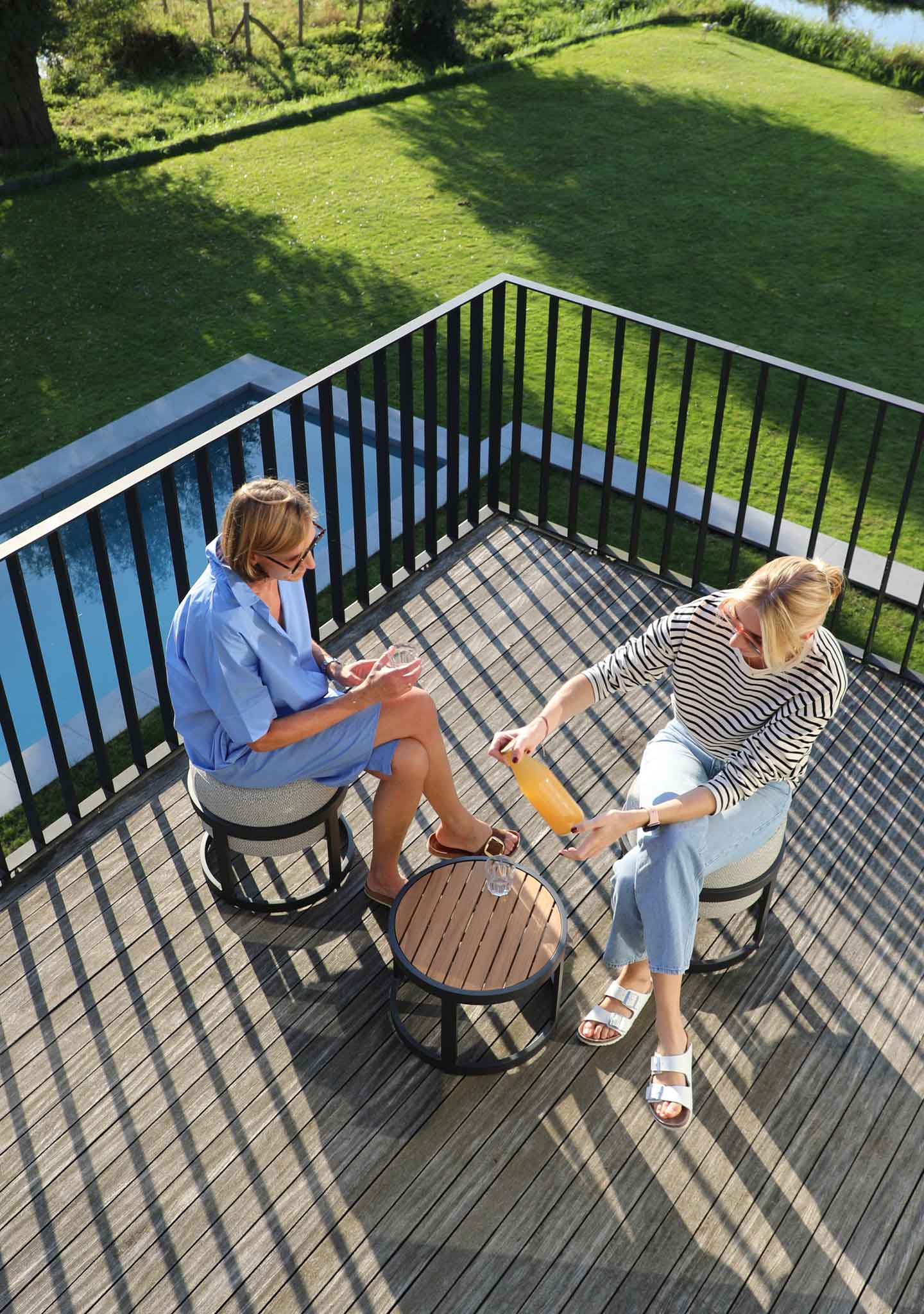 DOMO Home Totem Set - 4 Stools with Coffee Table in Charcoal with Sunproof Frontelia 163 and Teak table top