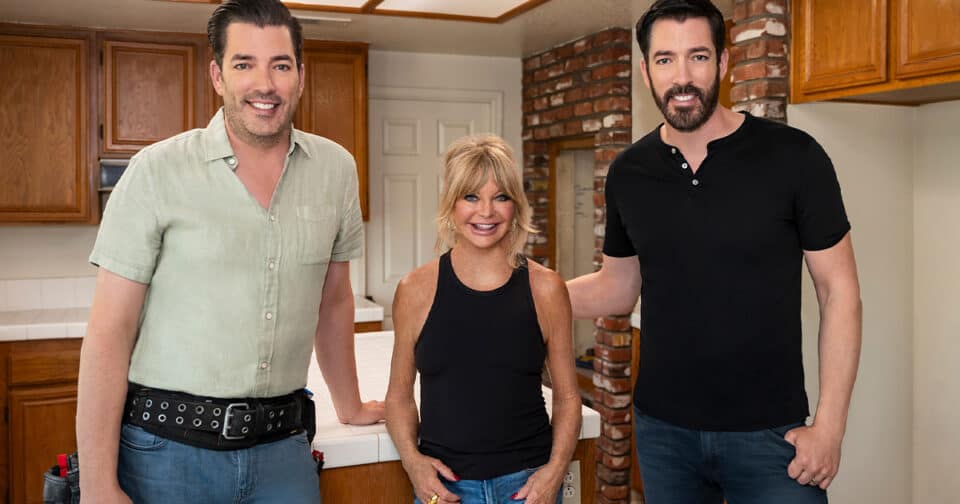 goldie hawn celebrity iou episode posing with drew and jonathan scott in a kitchen