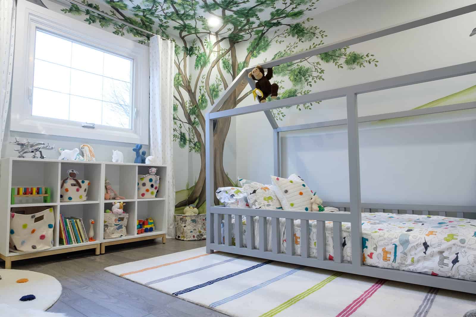 best kids bedroom ideas and themes, monkeys playing in a jungle mural