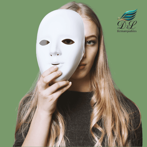 Femme retirant un masque blanc, symbole de la révélation de la véritable personnalité d’affaires — forfait révélation de D z’L Remarquables.