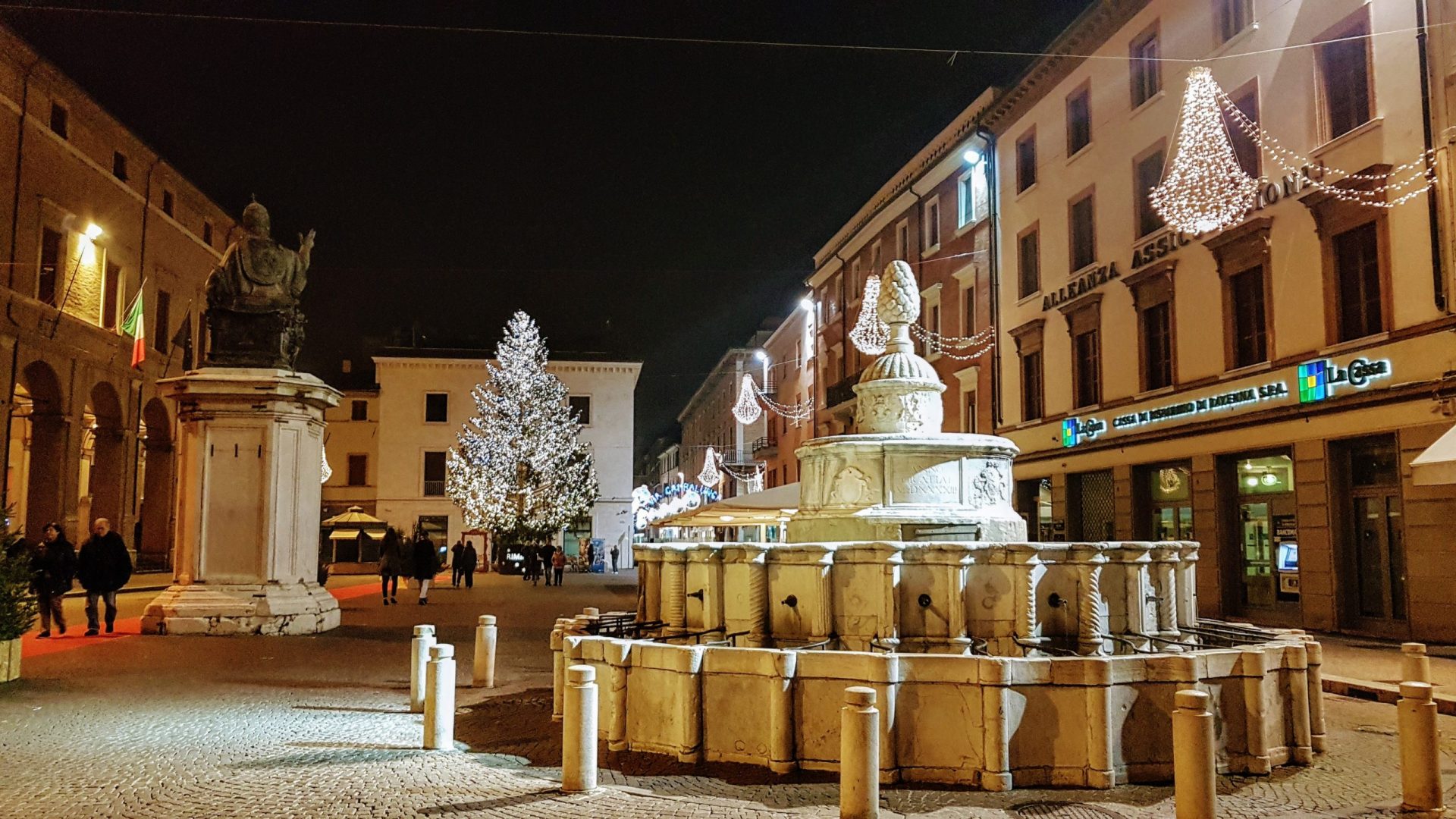 2020.06.30 Площадь Кавур, Римини, Италия. Декабрь, 2018