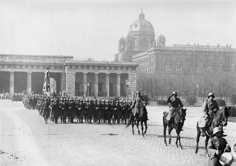 By Bundesarchiv, Bild 102-09448 / CC-BY-SA 3.0, CC BY-SA 3.0 de, https://commons.wikimedia.org/w/index.php?curid=5414528