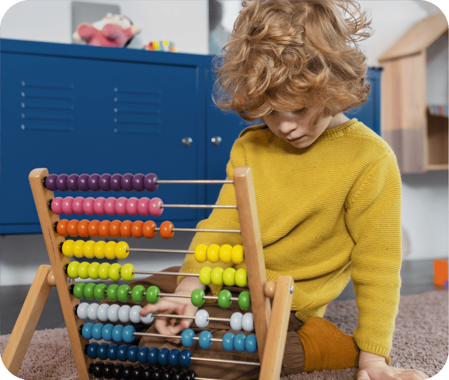Niños en preescolar utilizando materiales manipulativos para fortalecer habilidades matemáticas y de lenguaje