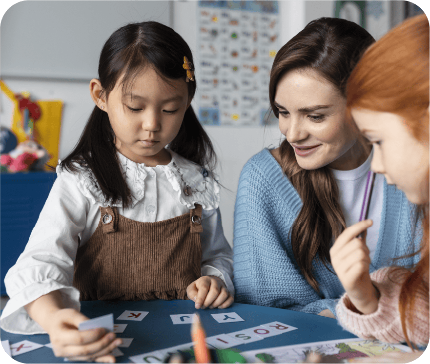 Docente apoyando a niño en la resolución de problemas, evidenciando el impacto educativo en preescolar.