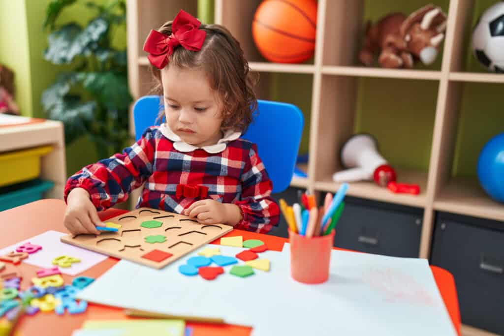 Metodologías internacionales como Montessori aplicadas en la plataforma educativa para preescolar de EMMI.