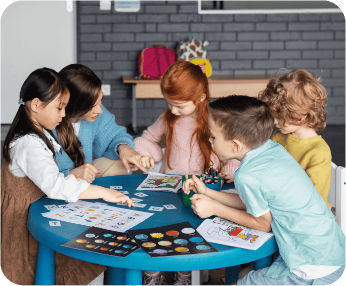 Niños en preescolar utilizando materiales manipulativos para fortalecer habilidades matemáticas y de lenguaje.