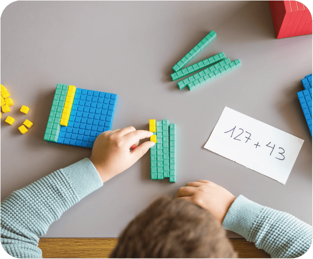 alumnos aprendizaje colaborativo manipulativos-04 Metodologías internacionales como Montessori aplicadas en la plataforma educativa para preescolar de EMMI.