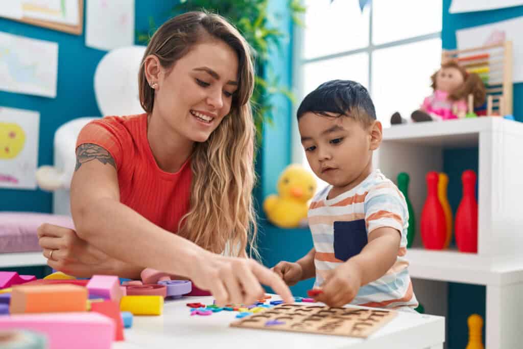 Niños aprendiendo con materiales educativos de EMMI, una plataforma educativa para preescolar alineada a la SEP.