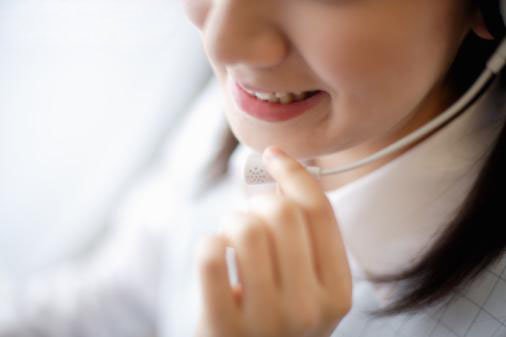 Épaviste Occitanie-une conseillère-au-téléphone