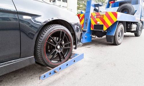 depanneuse-releve-voiture-grise