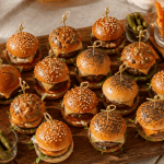 recette mini burger apéro sur planche en bois