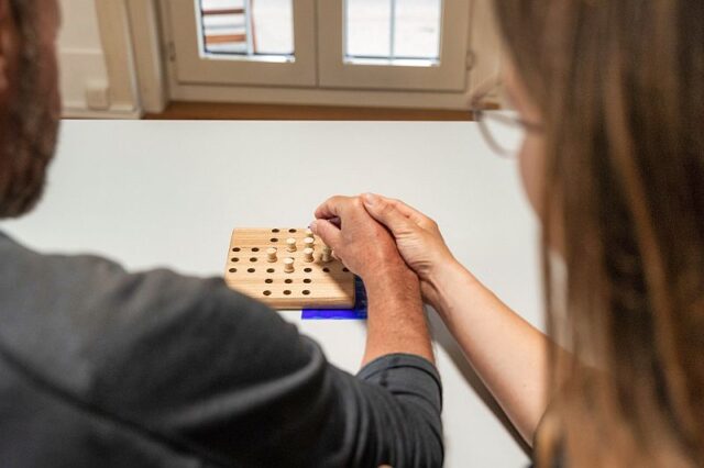 Feinfühliges Handtraining zur Verbesserung der Sensorik und Koordination.