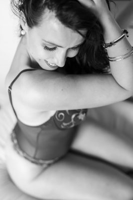 smile sur le genoux . Photo en noir et blanc