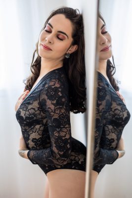 photo boudoir debout contre le mur
