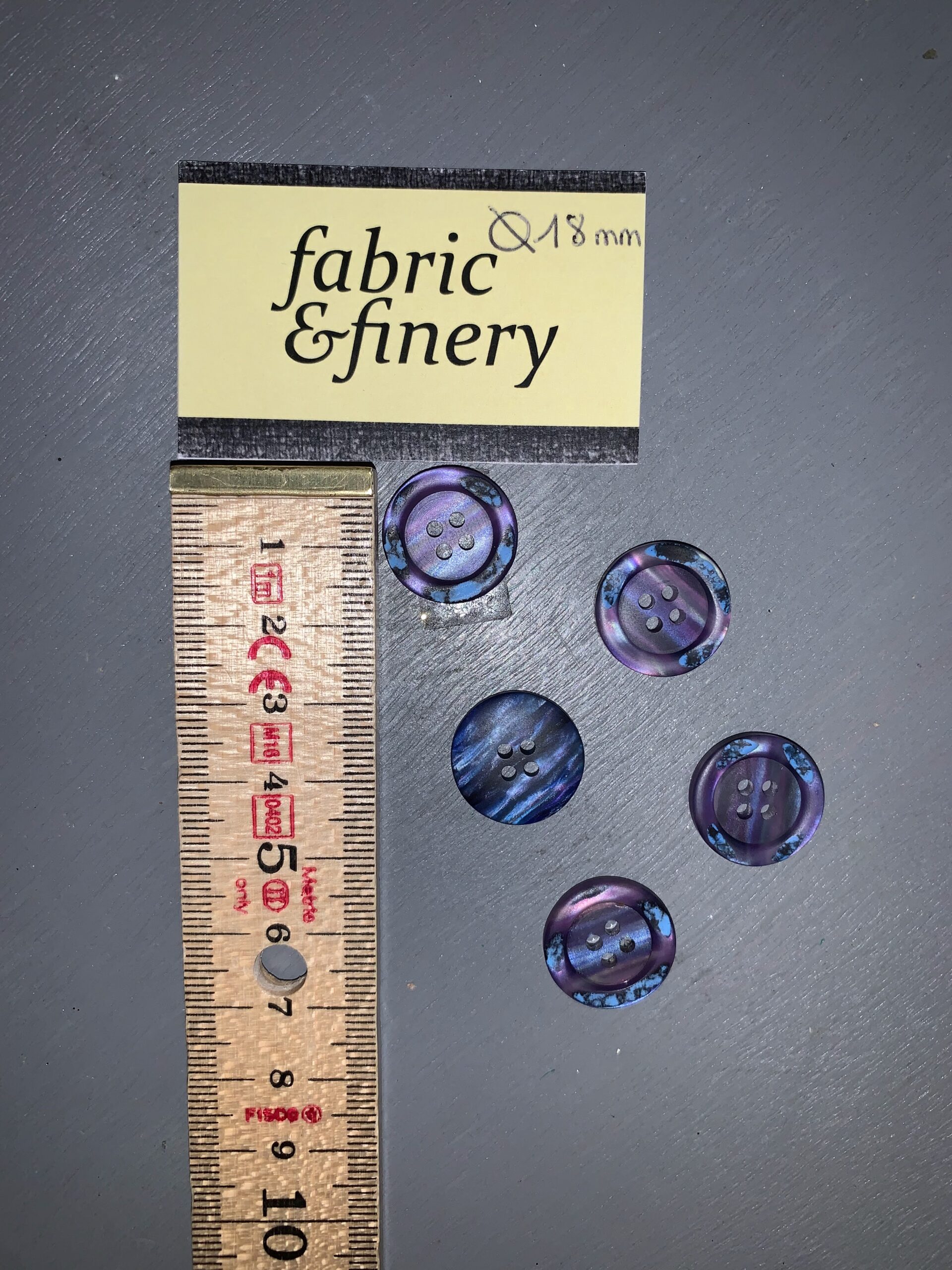 Button shimmery purple and blue, 18mm, per piece