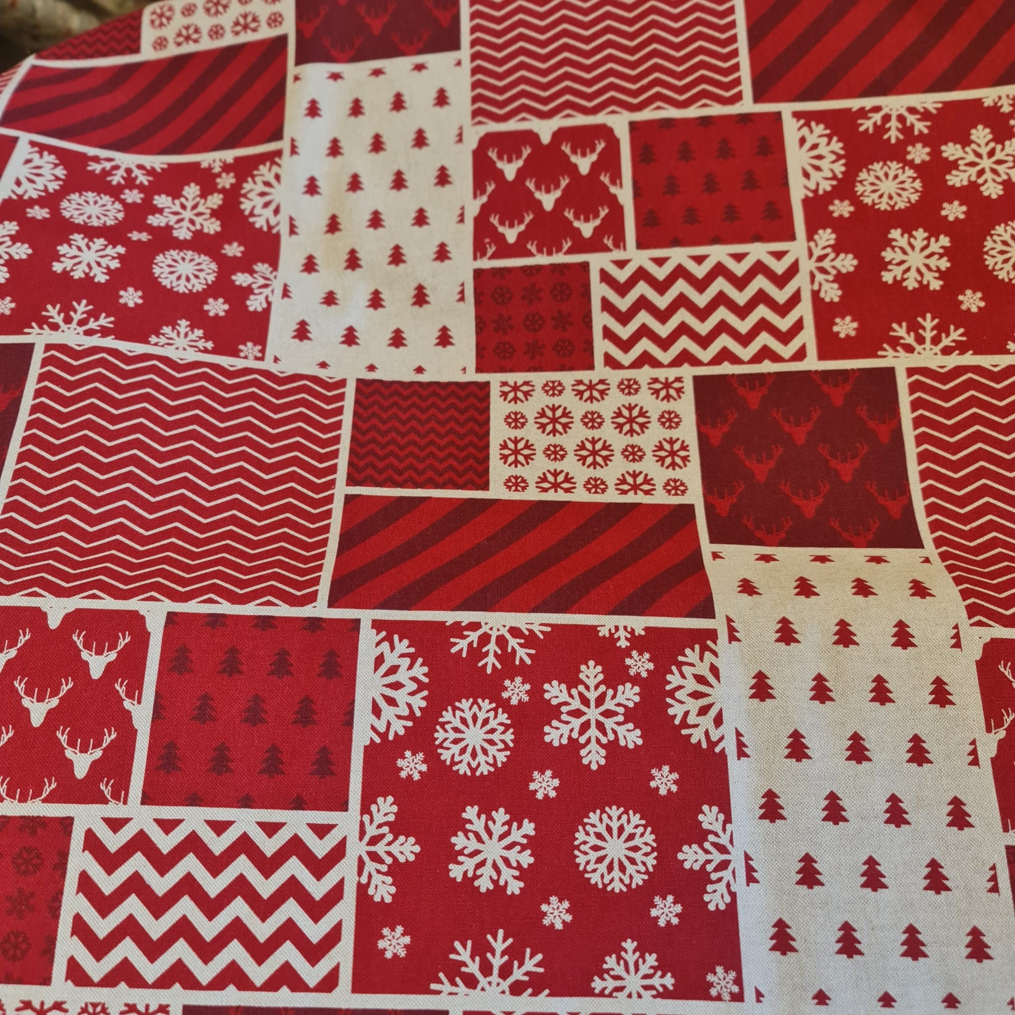 Red and Dark Red Christmas Print on linen look Cotton Mix Canvas, per 1/4 metre
