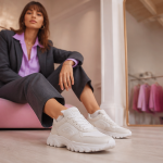 basket blanche femme tendance 2025 sur look tailleur