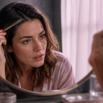 cheveux blanc a 30 ans signification femme observe mèche argentée