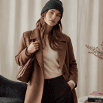Couleurs mode hiver 2025 manteau cachemire Mocha Mousse femme