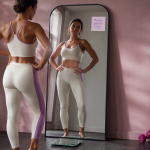 masse grasse femme en kg devant miroir