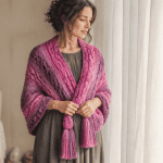 Poncho tricot femme motifs torsadés fuchsia lilas rose