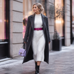 Femme en robe blanche hiver sur trottoir