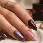 Tendance vernis à ongles sur main élégante, effets Cat Eyes, moka et Micro-French