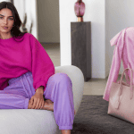 tenue chill femme sur canapé ensemble loungewear