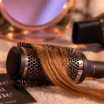Comment donner du volume aux cheveux : brosse ronde, mousse volumisante, cheveux fins secs