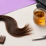 Couper fourches cheveux : ciseaux et peigne sur cheveux