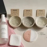 Meilleur peeling visage pharmacie : flacons AHA BHA PHA sur peau