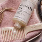 shampoing olaplex avis flacon ouvert sur peigne et serviette rose