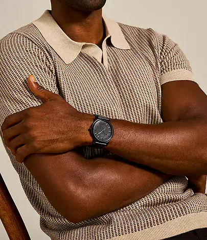 Minimalist Two-Hand Black Leather Watch_FS5447_onwrist