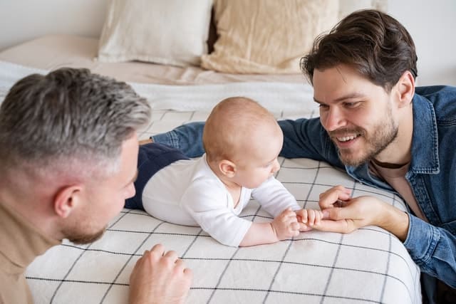 Dos padres y un bebé