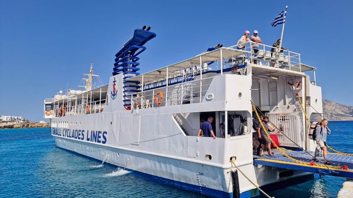 New arrivals disembarking Express Skopelitis on Koufonisia