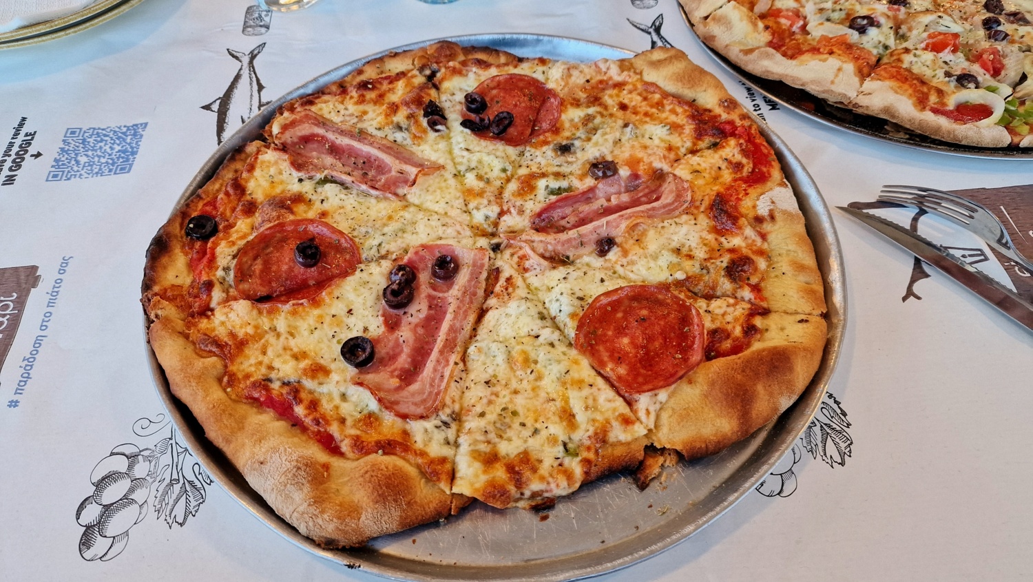 Tasty pizzas at Fos Fanari, Koufonisia