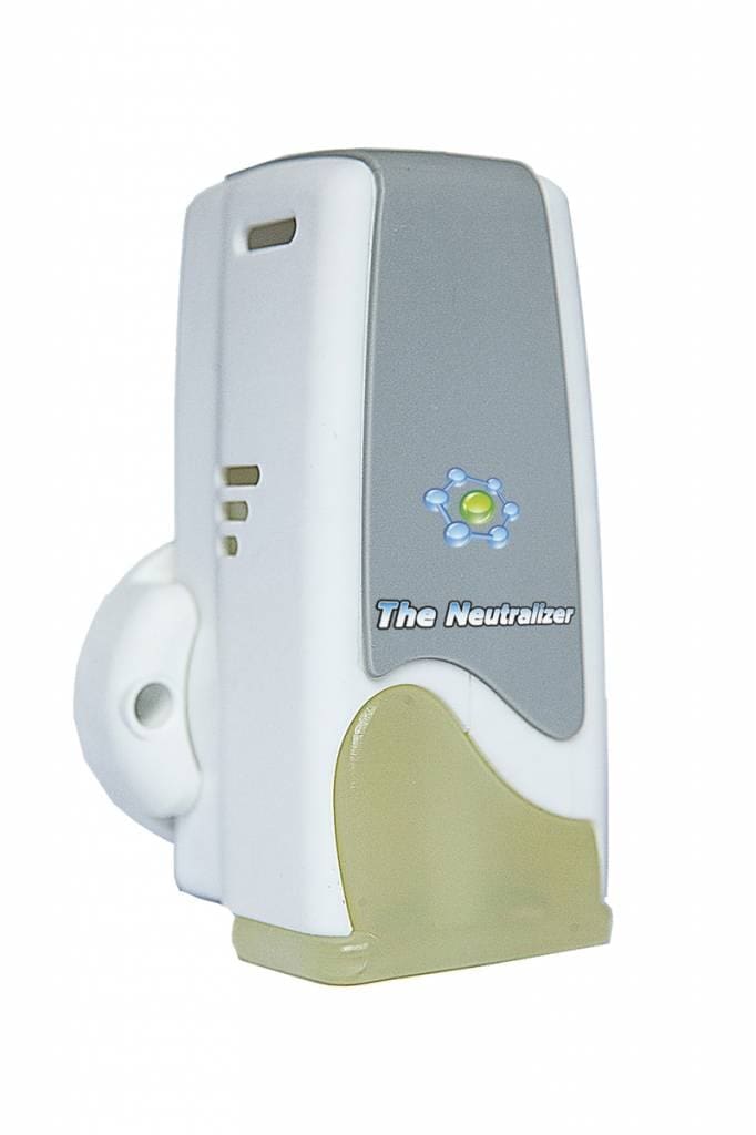 **Neutralisator** – Dit product is een luchtverfrisser ontworpen om ongewenste geuren te neutraliseren. Het apparaat heeft een compact formaat en is uitgevoerd in een combinatie van witte en grijze kleuren. Gemaakt van kunststof, is het ideaal voor gebruik in gesloten ruimtes zoals woonkamers en andere binnenruimtes. Het product is eenvoudig te installeren en biedt een efficiënte oplossing om een frisse luchtkwaliteit te behouden, waarbij het ook duurzame eigenschappen bezit door zijn energiezuinige werking.